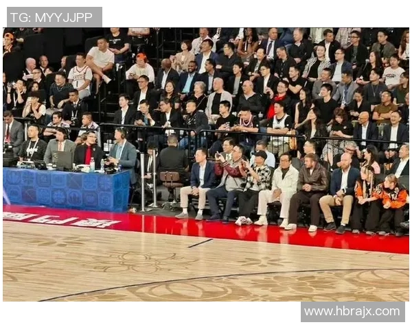 成龙贝克汉姆同框引热议！梁朝伟刘嘉玲章子怡并肩观战，众星齐聚球场互动精彩